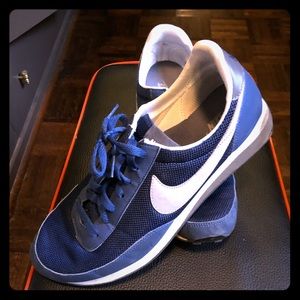 Men’s classic Nike waffle sole sneaker in 10.5